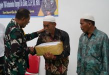 Tim Wasev TMMD ke-127 Salurkan Bantuan Sembako untuk Warga Mandala
