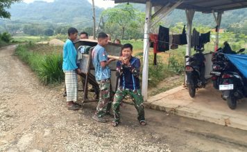 Serda Rama Eka Putra Bantu Petani Angkat Alat Perontok Padi di Dusun Karang
