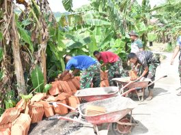 Gunakan Arco, Satgas TMMD dan Warga Angkut Genteng RTLH