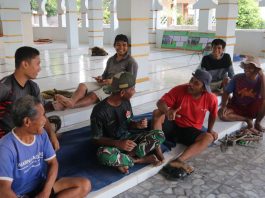 Di Teras Masjid Mandala, Satgas TMMD Belajar Bahasa Madura dari Warga