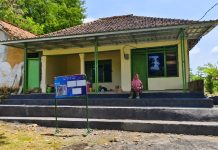 Teras Rumah Sanima Direhab TMMD 127 Sumenep, Kini Bisa Duduk Nyaman di Depan Rumah