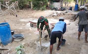 Babinsa Koramil 11/Pasongsongan Laksanakan Karya Bakti Bangun Rumah Warga di Desa Soddara