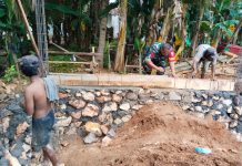 Babinsa Koramil Gapura Bantu Pengecoran Pondasi Rumah Warga di Banjar Timur