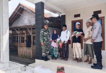 Babinsa Raas Kawal Bantuan Beras untuk Warga Miskin