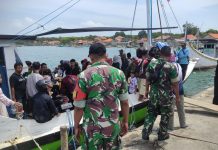 Babinsa Saronggi Kawal Mudik Laut, Keselamatan Masyarakat Prioritas Utama