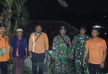 TNI Sigap Tangani Rumah Roboh Diterjang Angin Kencang di Guluk Guluk