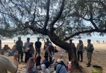 Wisata Pantai Lombang Dipadati Pengunjung, Aparat Perketat Pengamanan Lebaran