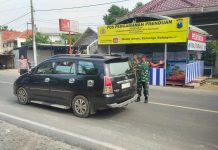 Babinsa Amankan Pos Pengamanan Prenduan, Pastikan Mudik Lebaran Berjalan Lancar