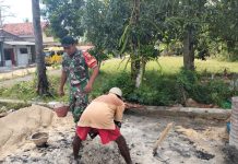 Babinsa Koramil 06/Saronggi Bersama Warga Racik Campuran Semen untuk Pembatas Jalan