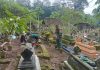 Babinsa Saronggi Bersama Warga Bersihkan Makam Umum, Perkuat Kepedulian Lingkungan