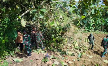 Aksi Gotong Royong, Koramil Ambunten Bersihkan Lahan Jembatan Garuda