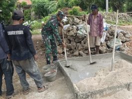Percepat Pembangunan Di Sela Dinas, Babinsa Bangun Rumah Warganya