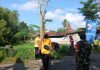 Pgs Danramil 14/Batang Batang Letda Inf Joyo Ajak Warga dan Instansi Terkait Laksanakan Kerja Bakti Bersihkan Jalan Desa