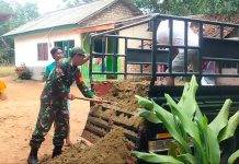 Tetesan Keringat Untuk Masyarakat, Babinsa Bantu Warga Bangun Rumah