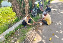 Babinsa Koramil Saronggi Bantu Warga Merakit Besi untuk Pengecoran Rumah