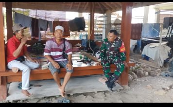 Babinsa Sertu Sunardi Sambangi Warga di Desa Poteran kecamatan Ra’as