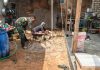 Jaga Hubungan Baik Dengan Warga Binaan, Babinsa Pasongsongan Bantu Bangun Pondasi Rumah