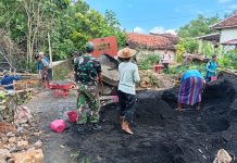 Dikebut Tanpa Henti, TNI dan Warga Cor Jembatan Perintis Garuda di Ambunten