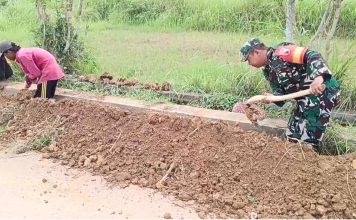 Gotong Royong Babinsa dan Warga Dasuk, Drainase Kembali Lancar