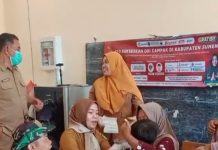 Babinsa Manding Timur Kawal Ketat Imunisasi Balita, Pastikan Capaian Maksimal