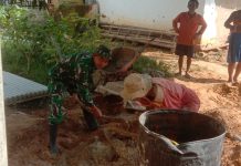 Babinsa Koramil Rubaru Bersama Warga Gelar Karya Bakti Bangun Rumah Warga
