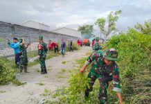 TNI-Polri dan Warga Bersihkan Pesisir Kalianget, Lawan Sampah Plastik