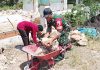 Angkat Batu Bersama Warga, Babinsa Saronggi Rawat Semangat Gotong Royong