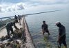 Babinsa Sapeken dan Warga Bangun Tangkis Laut, Bentengi Harapan Pesisir