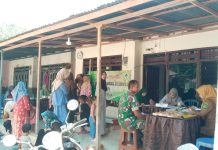 Babinsa Koramil Gapura Dampingi Kegiatan Posyandu di Dusun Gunung Adak