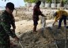 Babinsa dan Warga Bangun Tangkis Laut di Kepulauan Masalembu, Perkuat Perlindungan Pesisir dari Abrasi