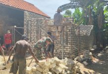 Babinsa di Sumenep Turun Tangan Bangun Rumah Warga Kurang Mampu