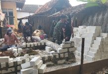 Wujud Kepedulian TNI, Babinsa Turun Tangan Bantu Pembangunan Rumah Warga