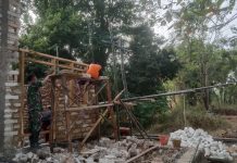Babinsa Dasuk Bantu Bangun Kamar Warga, Perkuat Kemanunggalan TNI Rakyat