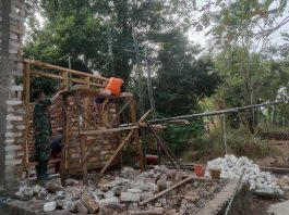 Babinsa Dasuk Bantu Bangun Kamar Warga, Perkuat Kemanunggalan TNI Rakyat