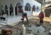 Babinsa Gapura Serda Yudi Bersama Warga Gotong Royong Campur Semen Bangunan Masjid di Desa Braji