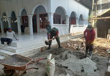 Babinsa Gapura Serda Yudi Bersama Warga Gotong Royong Campur Semen Bangunan Masjid di Desa Braji