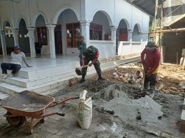 Babinsa Gapura Serda Yudi Bersama Warga Gotong Royong Campur Semen Bangunan Masjid di Desa Braji