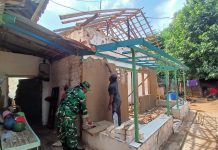 Babinsa Koramil Dungkek Gotong Royong Bantu Pembangunan Rutilahu Warga di Desa Lapa Laok