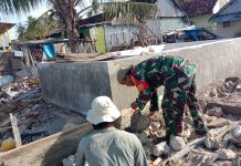 Babinsa Sapeken Tunjukkan Kepedulian, Bantu Warga Bangun Kamar Mandi