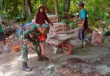 Babinsa Serma Bejo Ajak Warga Gotong Royong Cor Jalan Berlubang di Desa Bringsang