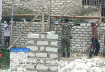 Babinsa Pragaan Gotong Royong Bangun RTLH, Warga Rasakan Kepedulian TNI