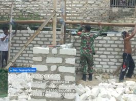 Babinsa Pragaan Gotong Royong Bangun RTLH, Warga Rasakan Kepedulian TNI