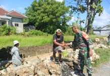Babinsa Ra’as Laksanakan Karya Bakti Pembuatan Saluran Air di Desa Brakas