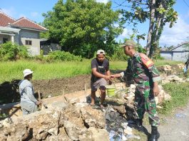 Babinsa Ra’as Laksanakan Karya Bakti Pembuatan Saluran Air di Desa Brakas