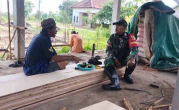 Babinsa Pasongsongan Pererat Silaturahmi Melalui Komsos Bersama Warga Padangdangan