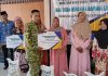 Babinsa Gapura Laksanakan Pendampingan Penyaluran Baksos kepada Warga Kurang Mampu