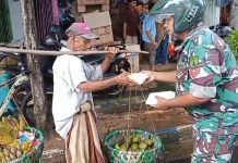 Babinsa Koramil Kota Sumenep Tebar Jumat Berkah kepada Warga di Jalanan