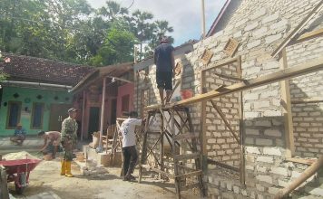 Babinsa Bantu Bangun Rumah Warga Pragaan, Harapan Baru Mulai Berdiri dari Tembok Bata