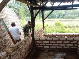 Babinsa Batuputih Bantu Renovasi Rutilahu Warga Desa Larangan Barma