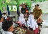 Siswa Siswi SDN 1 Banjar Tunggu Kedatangan Babinsa Distribusikan Makan Bergizi Gratis